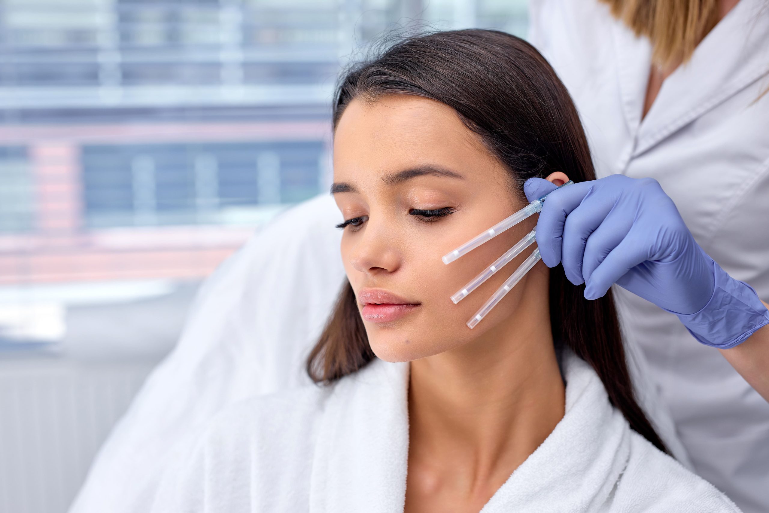 Potencia tu belleza natural con un tratamiento de ácido hialurónico